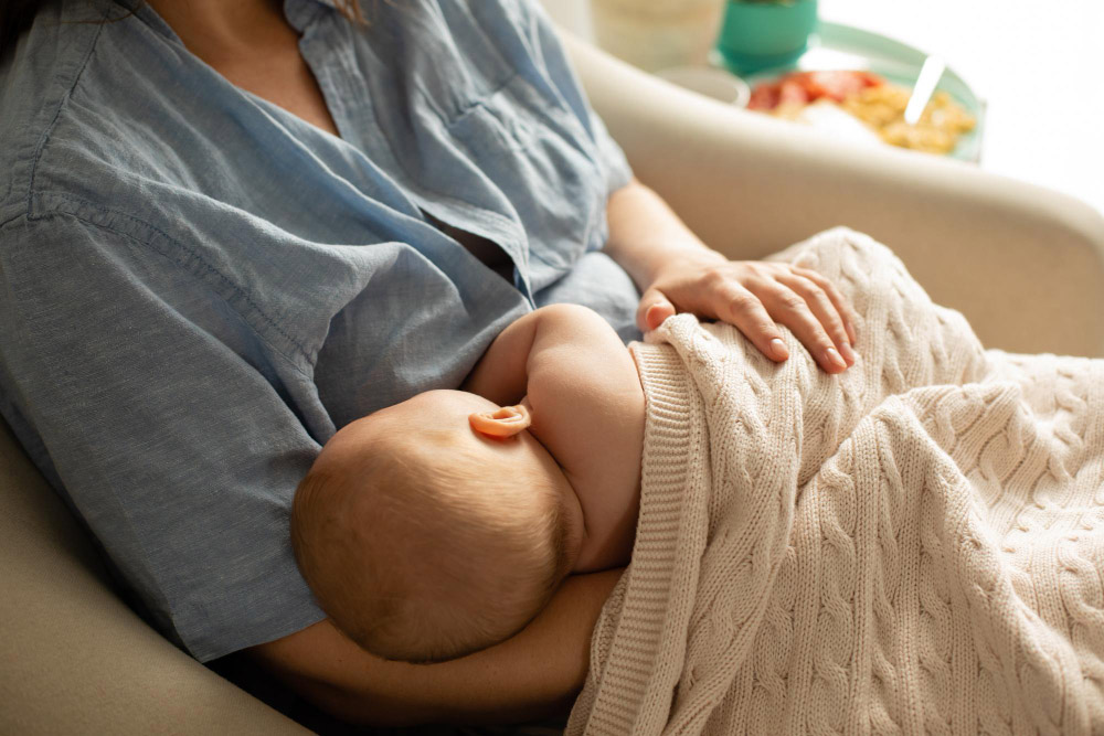 10 Essential Breastfeeding Products for New Moms in 2023 4